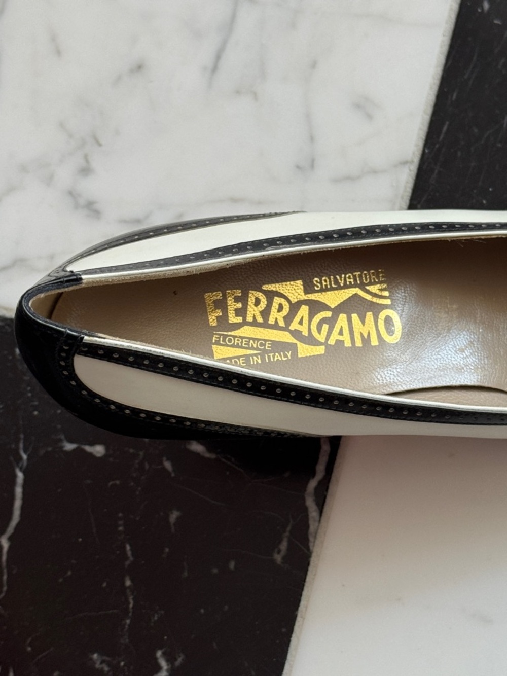 NEW Salvatore Ferragamo Vintage SPECTATOR Pumps Black White 10 AA Extra Narrow - Picture 8 of 16